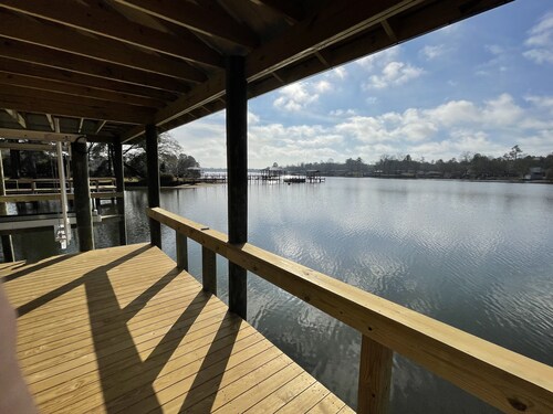 Lakefront, private dock, boat access