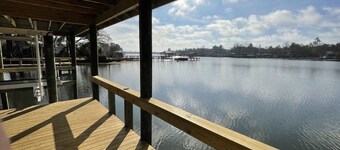 Lakefront, private dock, boat access
