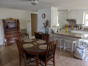 Dining - Lakefront, private dock, boat access (Manning)