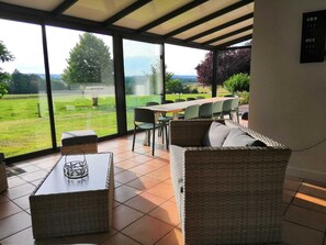 TV connectée, livres, vidéothèque, espaces bureaux