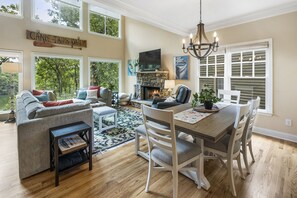 Smart-TV, Kamin, Bücher