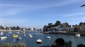 A harbor with various boats docked and a lighthouse in the background. - Je Recharge mes "batteries" à Sainte Marine (Combrit)