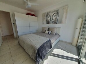 1 dormitorio, tabla de planchar con plancha, ropa de cama