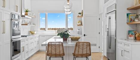 ثلاجة، ميكروويف، فرن، موقد طهي مسطح