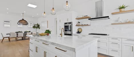 Kylskåp, mikrovågsugn, ugn och spishäll