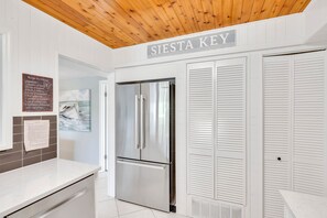 Interior - Waterfront/Pool mins to Siesta Key Beach-bikes/kayaks/SUPS incd- paddle to beach (Sarasota)