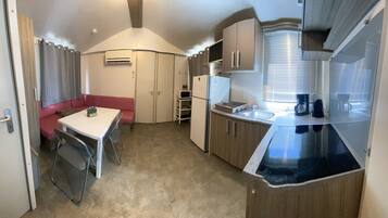 Réfrigérateur, micro-ondes, plaque de cuisson, cafetiÚre/bouilloire