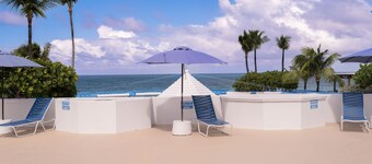 Superior Villa With Sea Views - Full Kitchen, Free Wifi & Parking! by RedAwning
