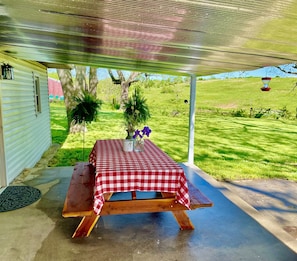 Outdoor dining - Countryside paradise 6 miles to Stockton Lake! We now have high-speed internet! (Stockton)
