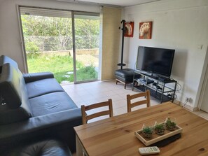 Living area - Appartement Très Calme; Commerces et bus à Proximité; (Les Angles)