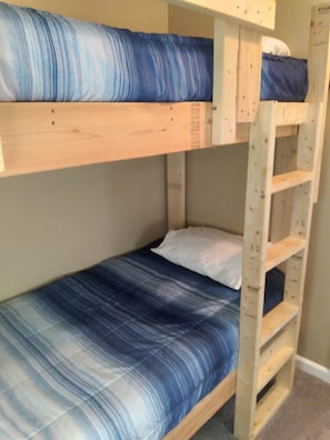 3 bedrooms, desk, free WiFi, bed sheets