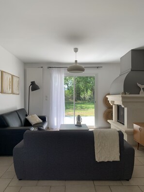 Televisie en een open haard