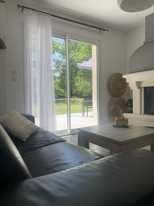 Televisión y chimenea