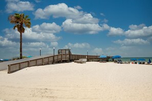 På stranden, liggestole, badehåndklæder