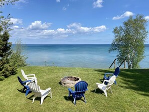 Property grounds - Amazing lake view and peaceful cottage with kayaks (Forestville)