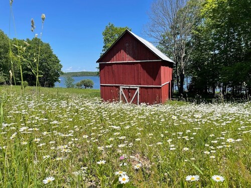 Lake Front Home close to Ski Brule and snowmobile trails.