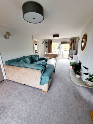 House | Living room | 30-inch TV with digital channels