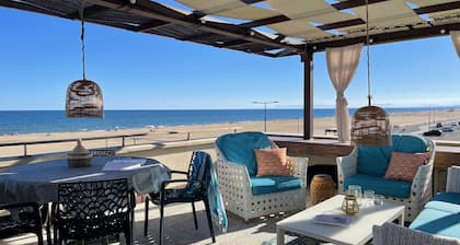 Seafront - feet in the sand - the most beautiful view of Narbonne Plage