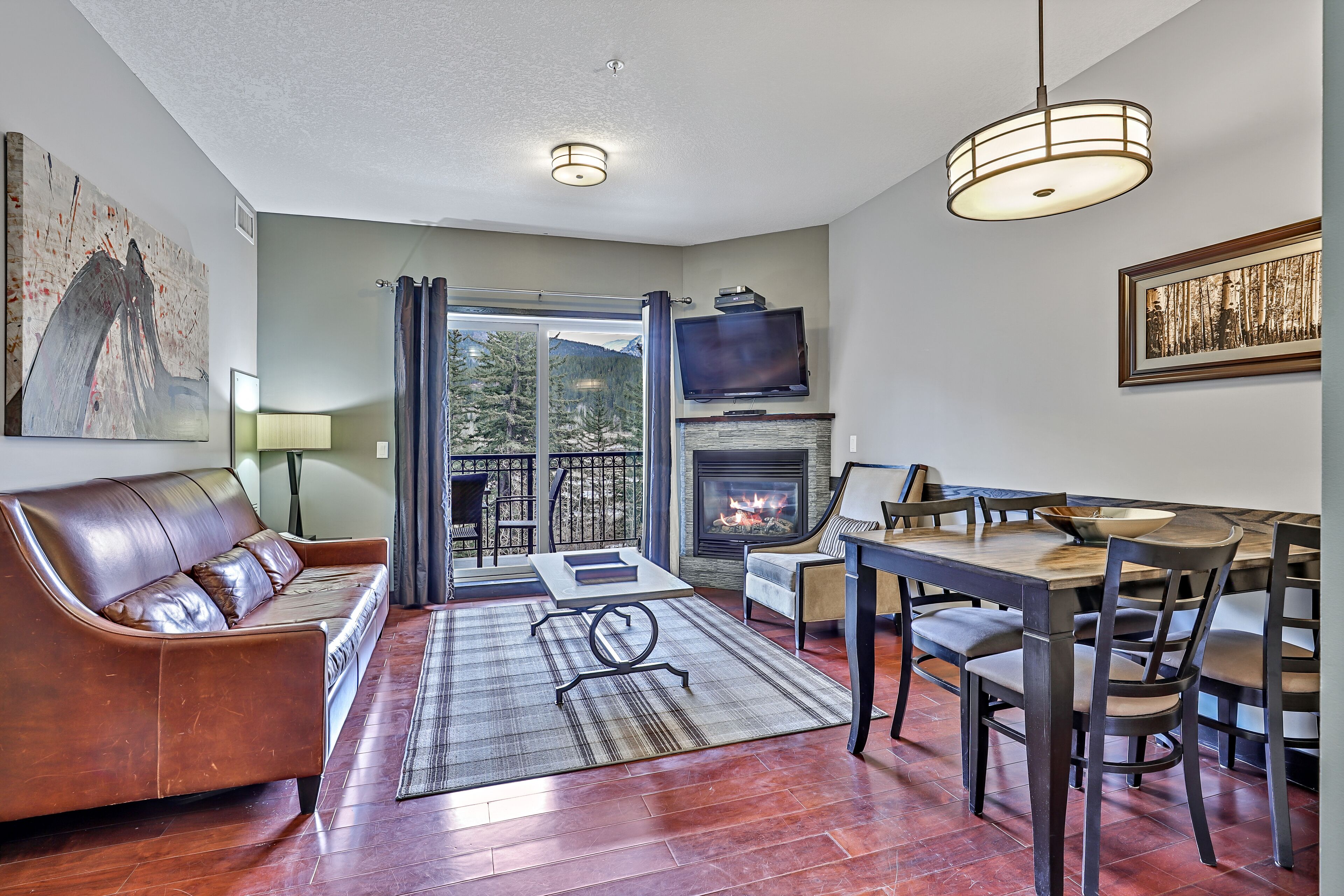 Een smart-tv en een open haard