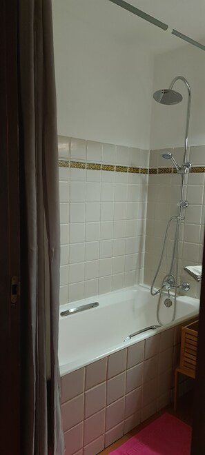 Combined shower/bathtub