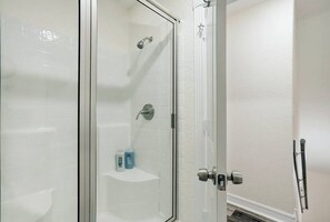 Douche, séchoir à cheveux, serviettes fournies