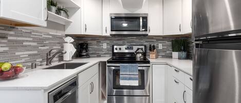 Kühlschrank, Mikrowelle, Ofen, Herdplatte