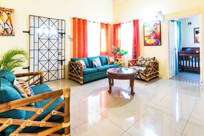 Smart TV, video games, table tennis, books - Tropical Getaway Villa: Your Family’s Private Paradise with Pool, BBQ. Drax Hall (St. Ann's Bay)