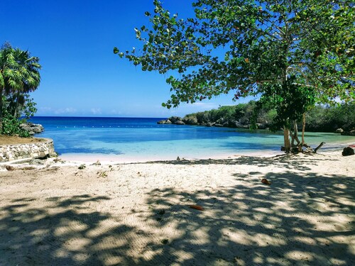 Tropical Getaway Villa: Your Family’s Private Paradise with Pool, BBQ. Drax Hall