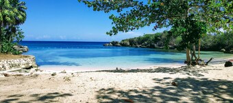 Tropical Getaway Villa: Your Family’s Private Paradise with Pool, BBQ. Drax Hall