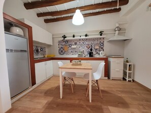 Kühlschrank, Mikrowelle, Herdplatte, Wasserkocher mit Kaffee-/Teezubehör