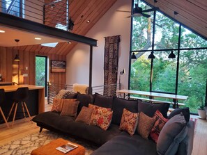 TV connectée, cheminée, livres