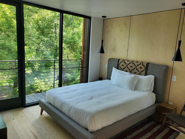 3 bedrooms, desk, iron/ironing board, travel crib