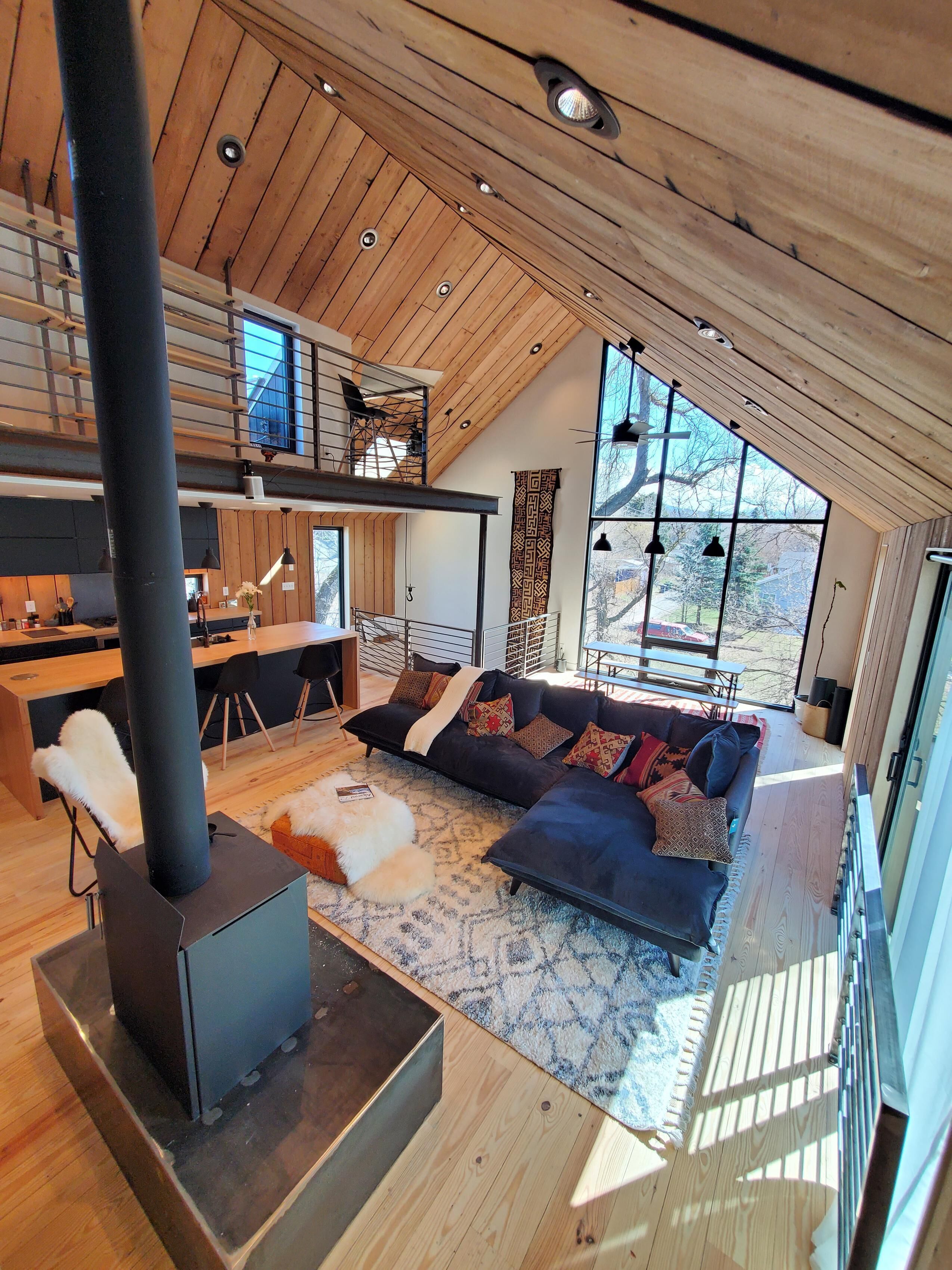 Smart TV, chimenea y libros 