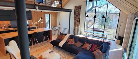 Smart TV, chimenea y libros