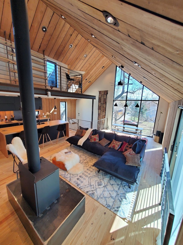 TV connectée, cheminée, livres