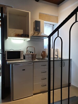 Kühlschrank, Mikrowelle, Wasserkocher mit Kaffee-/Teezubehör