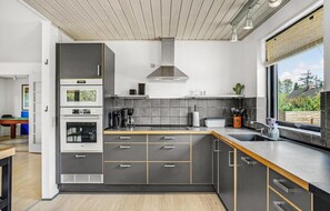 Fridge, oven, stovetop, dishwasher - Nice home in Ebeltoft with WiFi (Ebeltoft)