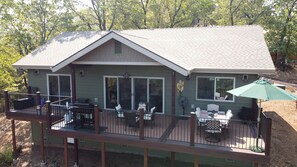 Outdoor dining - Private Getaway With Beautiful Views (Murphys)