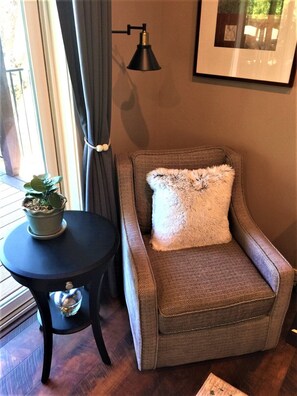 Smart TV, fireplace, books, stereo - Private Getaway With Beautiful Views (Murphys)