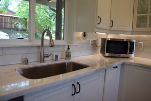 Fridge, microwave, oven, stovetop - Private Getaway With Beautiful Views (Murphys)