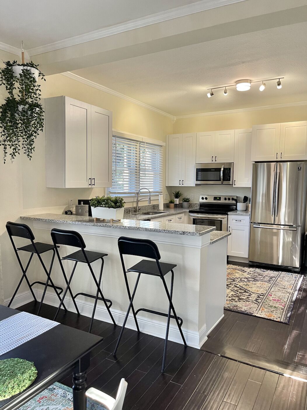 Kylskåp, mikrovågsugn, ugn och spishäll