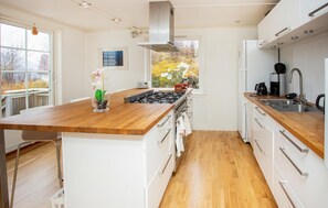 Kjøleskap, ovn, kokeplater og oppvaskmaskin