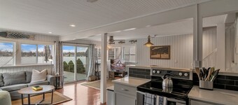 Lake Front Retreat: paddle board/canoe  W HOT TUB