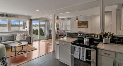 Lake Front Retreat: paddle board/canoe W HOT TUB