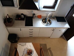 Een koelkast, een magnetron, een koffiezetapparaat/waterkoker