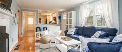 Televisio, takka, DVD-soitin, pöytäjalkapallopöytä