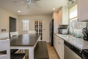 Fridge, microwave, oven, stovetop - Cape House (Mashpee)