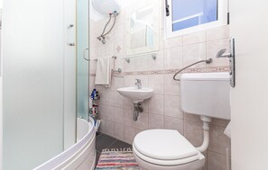 Shower, hair dryer - Beautiful home in Okrug Donji with WiFi (Okrug Donji)