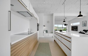 Jääkaappi, astianpesukone, kahvin-/teenkeitin