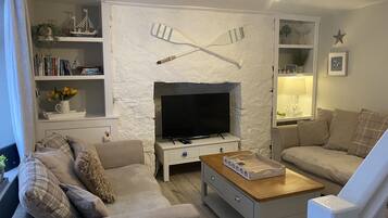 Cottage | Khu phòng khách | TV 30-inch có truyền hình kỹ thuật số